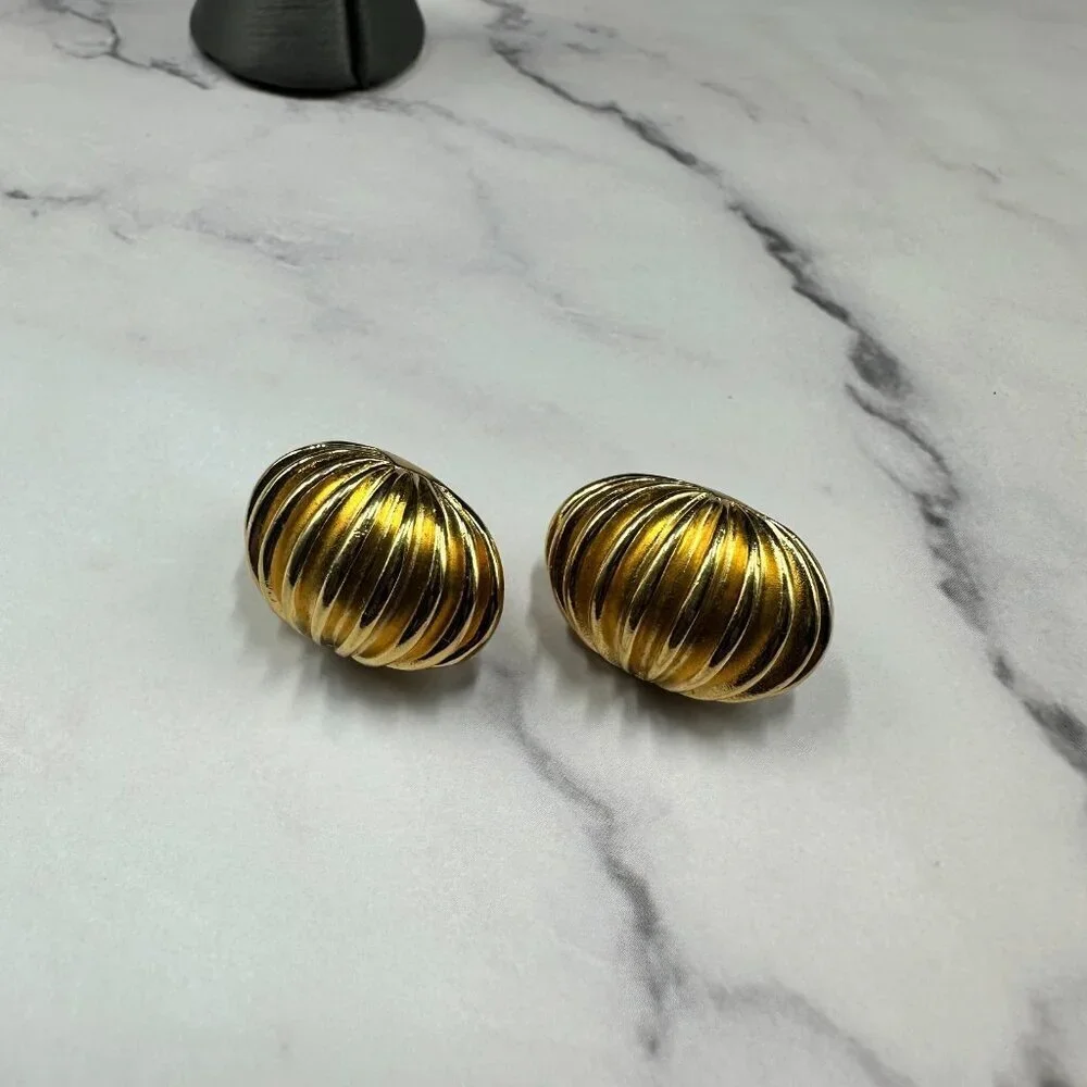 Vintage dome clip